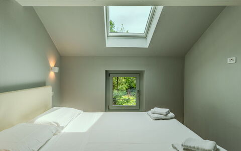 Zani: Interieur Ontwerp, Slaapkamer, Plafond, Bed, Verdieping, Bedding, Laken, Kamer, Bed Frame, Hoofdkussen