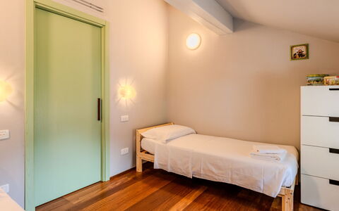 Zani: Meubilair, Flooring, Interieur Ontwerp, Verdieping, Muur, Slaapkamer, Hout, Bed, Plafond, Houten Vloer