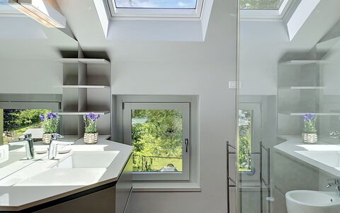 Zani: Interieur Ontwerp, Plafond, Loodgieterswerkinrichting, Flooring, Huis, Verdieping, Badkamer, Kraan, Wastafel, Loodgieter