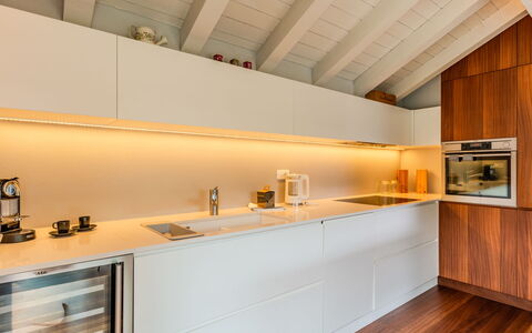 Zani: Keuken, Interieur Ontwerp, Flooring, Countertop, Hout, Plafond, Verdieping, Cabinetry, Verlichting, Toestel Van De Keuken