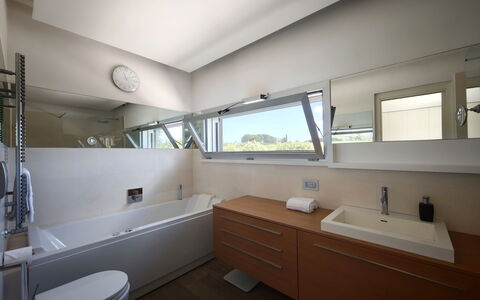Villa Mulberry Garden - Esclusiva con Piscina Priv: Interieur Ontwerp, Loodgieterswerkinrichting, Flooring, Plafond, Verdieping, Wastafel, Kraan, Badkamer, Loodgieter, Verlichting