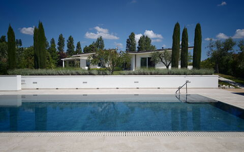Villa Mulberry Garden - Esclusiva con Piscina Priv: Zwembad, Samengesteld Materiaal, Schaduw, Tuin, Landscaping, Reflectie, Waterpartij, Toevlucht, Reflecting Pool, Evergreen