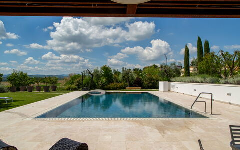 Villa Mulberry Garden - Esclusiva con Piscina Priv: Zwembad, Samengesteld Materiaal, Tegel, Schaduw, Toevlucht, Tuin, Landscaping, Waterpartij, Flagstone, Buitenmeubels
