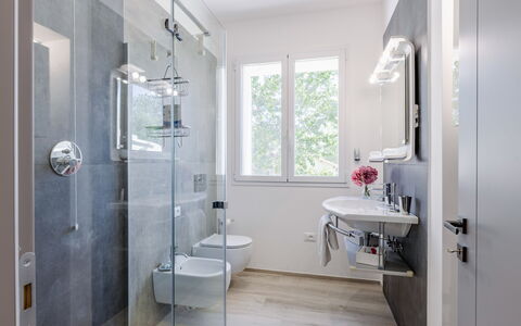Art&Sea House: Badkamer, Loodgieterswerkinrichting, Interieur Ontwerp, Flooring, Verdieping, Toilet, Wastafel, Kraan, Loodgieter, Wastafel In De Badkamer