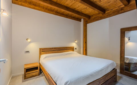 Silvia: Interieur Ontwerp, Muur, Flooring, Hout, Plafond, Verdieping, Bed, Slaapkamer, Kamer, Meubilair