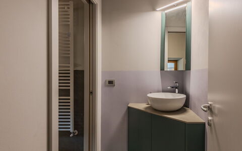 Silvia: Muur, Interieur Ontwerp, Flooring, Verdieping, Loodgieterswerkinrichting, Wastafel In De Badkamer, Verlichting, Wastafel, Plafond, Badkamer
