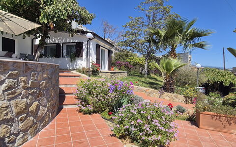 Oasis Villa Sanremo: Tuin, Eco Hotel, Toevlucht, Landscaping, Hacienda, Schaduw, Bloempot, Flagstone