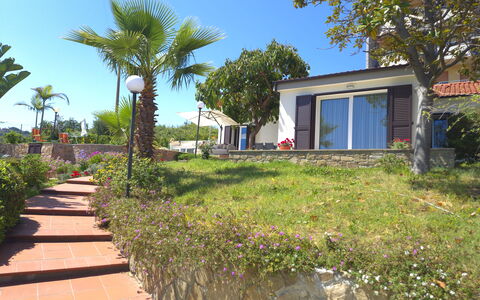 Oasis Villa Sanremo: Struik, Toevlucht, Tuin, Eco Hotel, Landscaping, Schaduw, Hacienda, Villa, Backyard