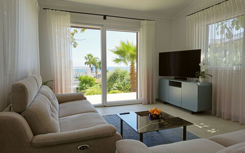 Oasis Villa Sanremo: Meubilair, Interieur Ontwerp, Bankstel, Appartement, Woonkamer, Huis, Verdieping, Flooring, Verlichting, Tafel