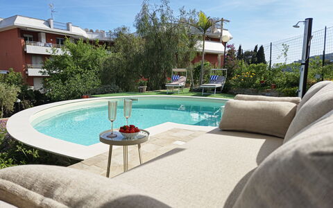 Oasis Villa Sanremo: Meubilair, Zwembad, Buitenmeubels, Stoel, Toevlucht, Paraplu, Eco Hotel, Schaduw, Backyard, Tuin