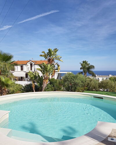 Oasis Villa Sanremo: Zwembad, Toevlucht, Samengesteld Materiaal, Vrije Tijd, Eco Hotel, Buitenmeubels, Schaduw, Hotel, Hacienda, Landgoed