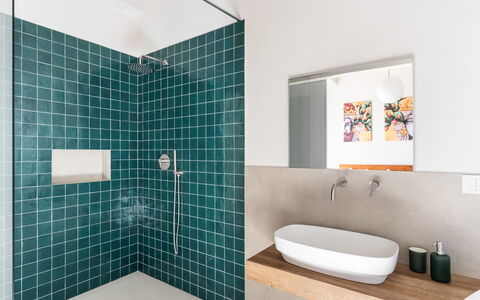 Villa Maddalena: Flooring, Verdieping, Loodgieterswerkinrichting, Tegel, Badkamer, Loodgieter, Ceramic, Kraan, Toilet