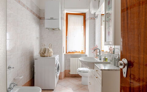 Casa Acquamarina: Loodgieterswerkinrichting, Flooring, Interieur Ontwerp, Wastafel, Badkamer, Verdieping, Kraan, Wastafel In De Badkamer, Loodgieter, Kamer