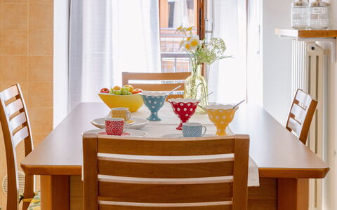 Casa Acquamarina: Meubilair, Tafel, Eetkamer, Hout, Tableware, Interieur Ontwerp, Stoel, Flooring, Keuken En Eettafel, Bruin