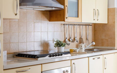 Casa Acquamarina: Keuken, Countertop, Toestel Van De Keuken, Cabinetry, Meubilair, Major Appliance, Interieur Ontwerp, Flooring, Hout, Fornuis