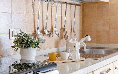 Casa Acquamarina: Keuken, Tableware, Toestel Van De Keuken, Countertop, Huishoudapparatuur, Fruit, Cabinetry, Voedsel, Serveware