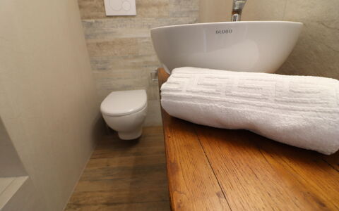 Sveva: Flooring, Verdieping, Hout, Badkamer, Interieur Ontwerp, Loodgieterswerkinrichting, Tegel, Loodgieter, Kamer, Houten Vloer