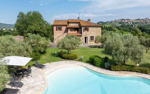 Podere Il Pozzangone, Lucignano: Zwembad, Verblijf, Boerderij, Gazon, Tuin, Landgoed, Landscaping, Villa, Werf
