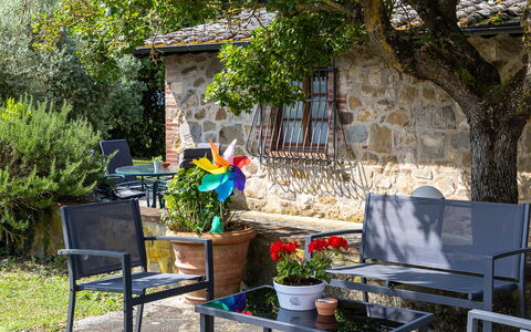 Podere Il Pozzangone, Lucignano: Meubilair, Buitenmeubels, Stoel, Tuin, Bloempot, Buitentafel, Bank, Schaduw, Backyard
