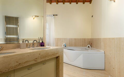 Podere Il Pozzangone, Lucignano: Flooring, Loodgieterswerkinrichting, Muur, Interieur Ontwerp, Verdieping, Badkamer, Hout, Bad, Wastafel, Kraan