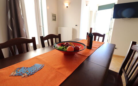 Casa Rachele a Otranto: Meubilair, Tafel, Tableware, Hout, Interieur Ontwerp, Eetkamer, Tafelkleed, Keuken En Eettafel, Stoel, Flooring