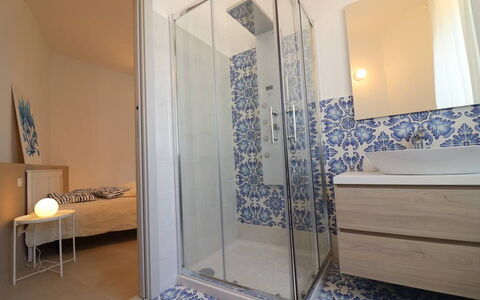 Casa Maya a Otranto: Flooring, Verdieping, Loodgieterswerkinrichting, Interieur Ontwerp, Badkamer, Tegel, Kamer, Loodgieter, Kraan