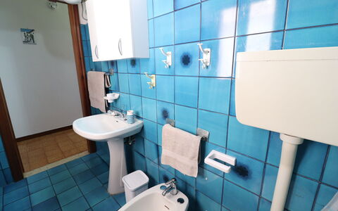 Margherita: Flooring, Verdieping, Loodgieterswerkinrichting, Interieur Ontwerp, Meubilair, Wastafel In De Badkamer, Kraan, Badkamer, Wastafel, Loodgieter