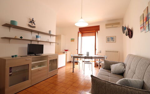 Margherita: Meubilair, Interieur Ontwerp, Flooring, Hout, Verdieping, Kamer, Plafond, Woonkamer, Verlichting, Tafel