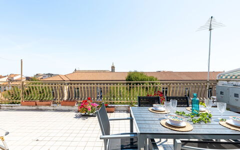 Attico del Corso: Meubilair, Appartement, Stoel, Schaduw, Buitenmeubels, Balkon, Keuken En Eettafel, Kamerplant, Bloempot, Buitentafel