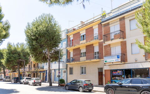 Attico del Corso: Gebouw, Venster, Weg Oppervlak,  Dorf\, Stedelijk Gebied, Straat, Weg, Woongebied, Buurt, Appartement