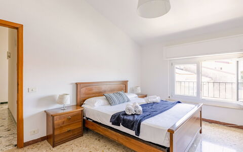 Attico del Corso: Bed, Meubilair, Slaapkamer, Flooring, Interieur Ontwerp, Verdieping, Bedding, Laken, Hout, Kamer