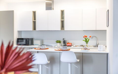 Suite Pineta: Keuken, Meubilair, Countertop, Toestel Van De Keuken, Interieur Ontwerp, Cabinetry, Flooring, Major Appliance, Hout, Huis