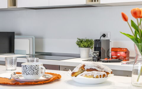 Suite Pineta: Toestel Van De Keuken, Interieur Ontwerp, Keuken, Countertop, Meubilair, Tableware, Huishoudapparatuur, Cabinetry, Huis, Fruit