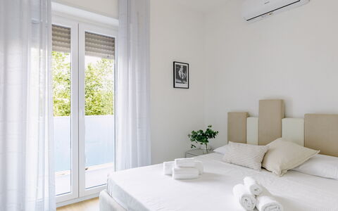 Suite Pineta: Meubilair, Interieur Ontwerp, Muur, Bed, Verdieping, Hout, Flooring, Slaapkamer, Kamer, Huis