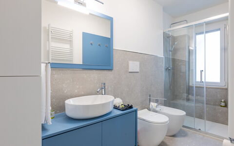 Suite Pineta: Badkamer, Flooring, Loodgieterswerkinrichting, Interieur Ontwerp, Verdieping, Muur, Wastafel, Wastafel In De Badkamer, Kraan, Spiegel