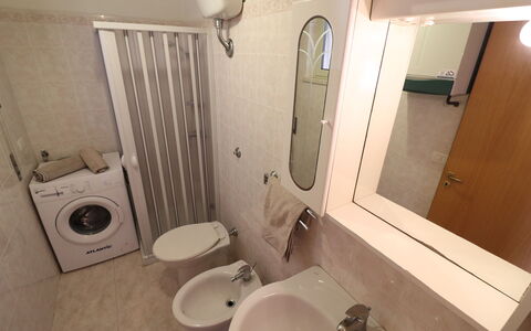 Marta: Flooring, Verdieping, Loodgieterswerkinrichting, Interieur Ontwerp, Badkamer, Kamer, Toilet, Loodgieter, Wastafel, Wastafel In De Badkamer