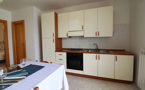 Marta: Flooring, Hout, Meubilair, Keuken, Verdieping, Interieur Ontwerp, Toestel Van De Keuken, Major Appliance, Countertop, Cabinetry