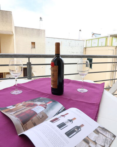 Marta: Meubilair, Tafel, Stoel, Flooring, Interieur Ontwerp, Verdieping, Restaurant, Tafelkleed, Keuken En Eettafel, Balkon