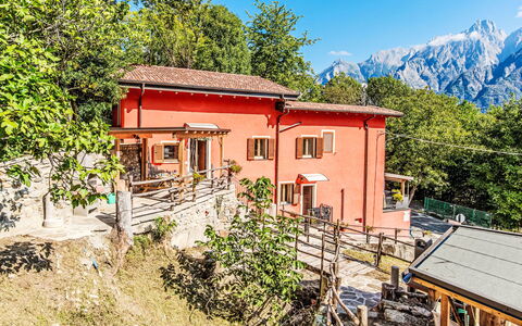 Sorico Albonico 697: Bergketen, Heuvel Station, Verblijf, Helling, Vallei, Dorp, Alpen, Bergdorp, Veranda, Ridge