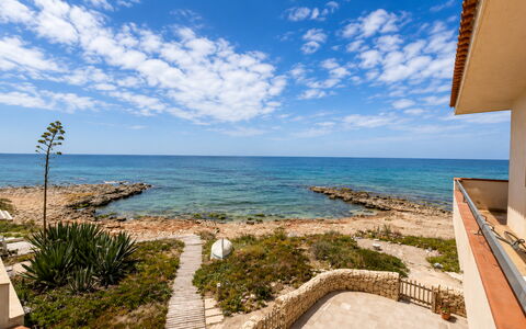 La Casa in Riva al Mare: Blauw, Zwemwater, Kust, Horizon, Kust En Oceanic Landvormen, Zee, Strand, Kust, Zomer, Landschap