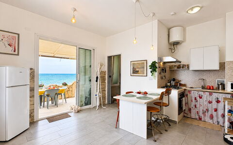 La Casa in Riva al Mare: Meubilair, Verdieping, Appartement, Stoel, Schaduw, Keuken En Eettafel, Kamerplant, Toevlucht, Balkon, Penthouse