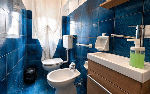 La Casa in Riva al Mare: Flooring, Loodgieterswerkinrichting, Verdieping, Wc Bril, Interieur Ontwerp, Toilet, Badkamer, Loodgieter, Wastafel, Tegel