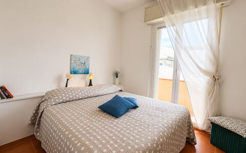 La Casa in Riva al Mare: Bed, Slaapkamer, Meubilair, Muur, Interieur Ontwerp, Laken, Bedding, Hout, Verdieping, Linens