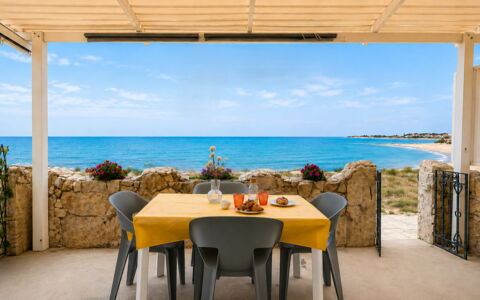 La Casa in Riva al Mare: Meubilair, Zee, Buitenmeubels, Kust, Stoel, Kust En Oceanic Landvormen, Oceaan, Strand, Schaduw, Toevlucht