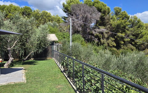 Villa Pineta della Rovere: Schaduw, Tuin, Hek, Backyard, Leuning, Landscaping, Buitenmeubels, Home Schermen