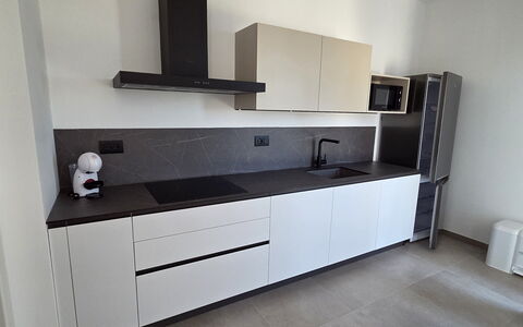Villa Pineta della Rovere: Flooring, Countertop, Interieur Ontwerp, Cabinetry, Verdieping, Keuken, Hout, Meubilair, Kamer, Huis