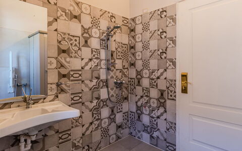 Cà Pendula: Flooring, Verdieping, Interieur Ontwerp, Tegel, Loodgieterswerkinrichting, Badkamer, Plafond, Loodgieter, Behang