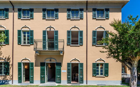 Cà Pendula: Facade, Woongebied, Huis, Deur, Landgoed, Balkon, Villa, Herenhuis, Hacienda