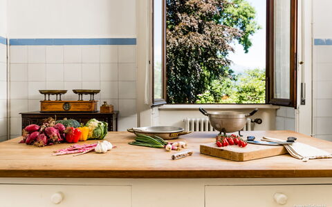 Flor Grand Lake Villa: Tableware, Keuken, Fruit, Voedsel, Countertop, Interieur Ontwerp, Meubilair, Toestel Van De Keuken, Produceren, Huis