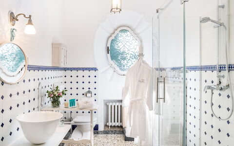 Flor Grand Lake Villa: Blauw, Loodgieterswerkinrichting, Interieur Ontwerp, Badkamer, Loodgieter, Kraan, Tegel, Wastafel, Lichte Inrichting, Porselein
